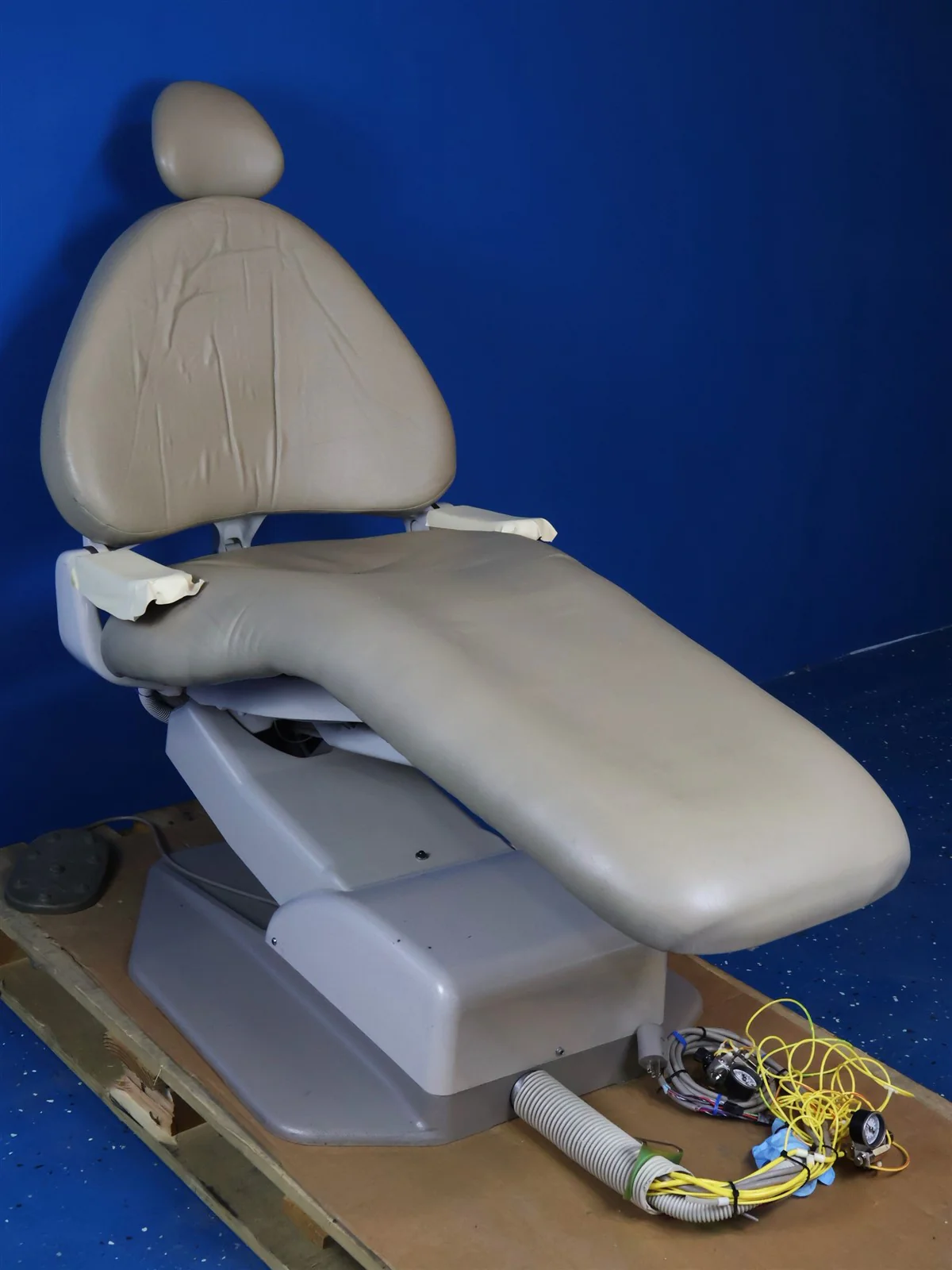 Adec 1040 Dental Ergonomic Exam and Treatment Chair - Image 3