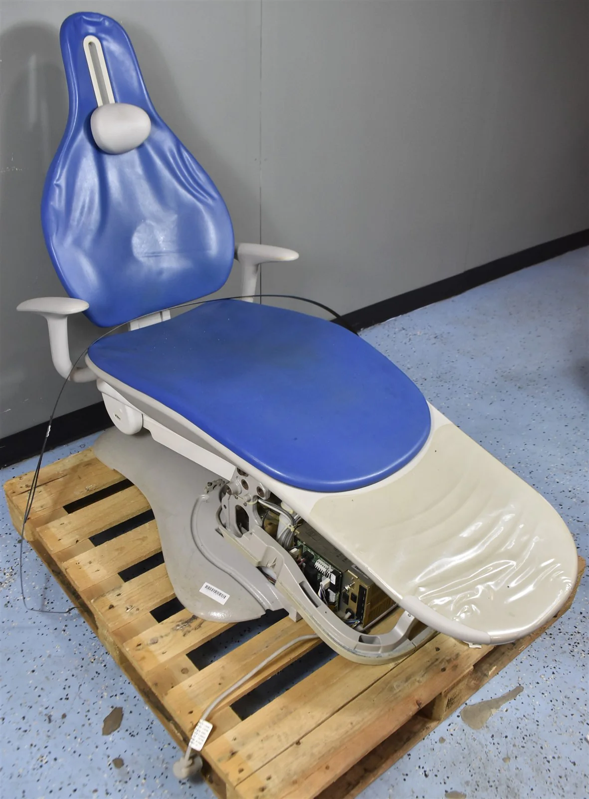 Adec 311 Dental Ergonomic Patient Exam and Treatment Chair - Image 3