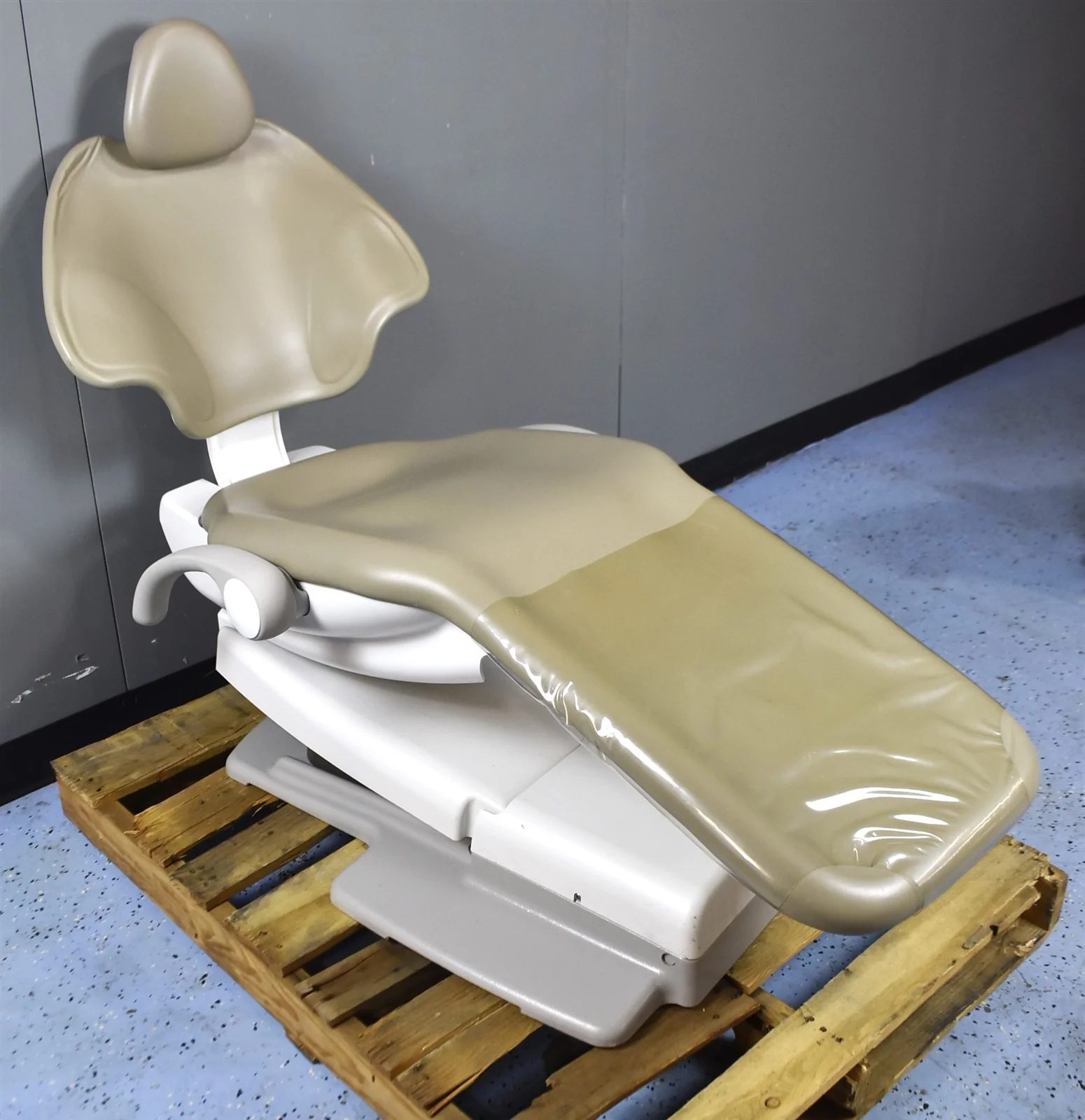 Adec 511 Dental Exam Chair w/ Mobile Cart Delivery System (2018) - Image 3